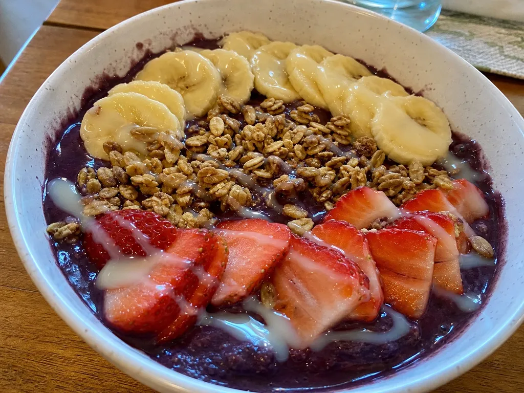 Açaí na Tigela (Açaí Bowl) — plated and served