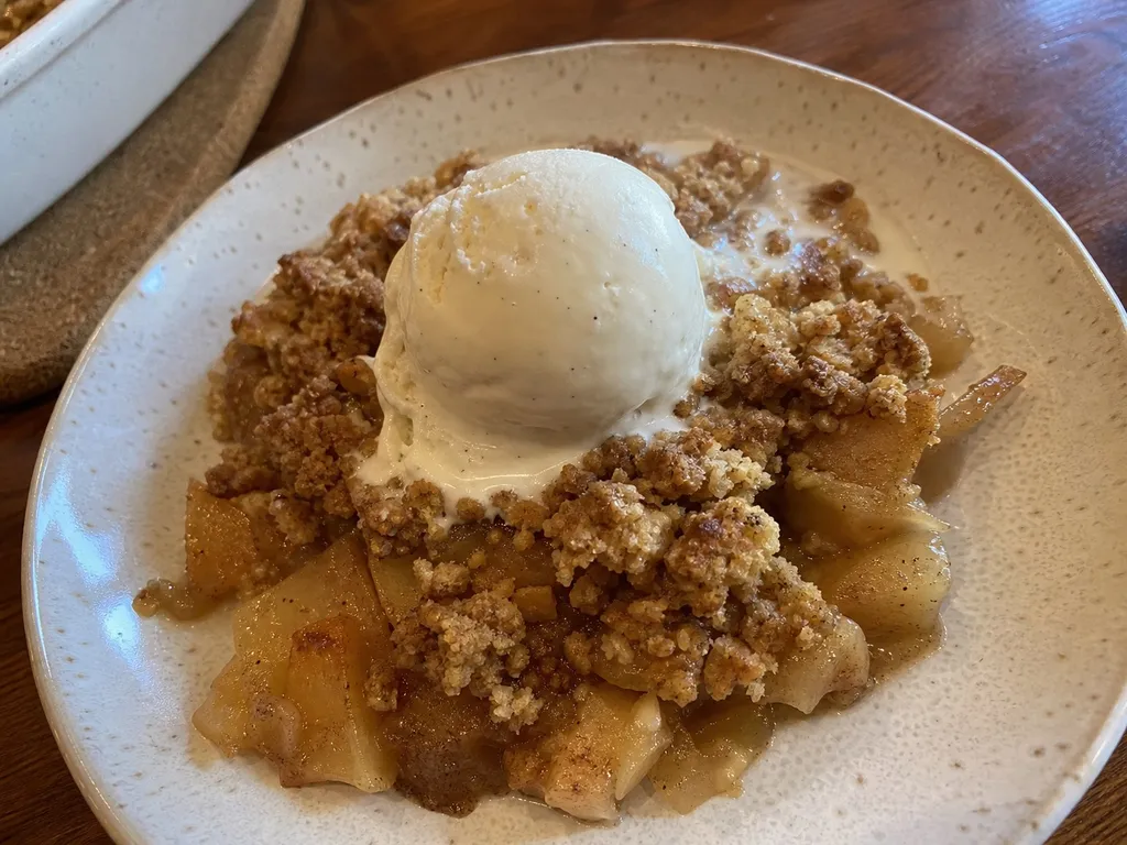 Apple Crisp — plated and served