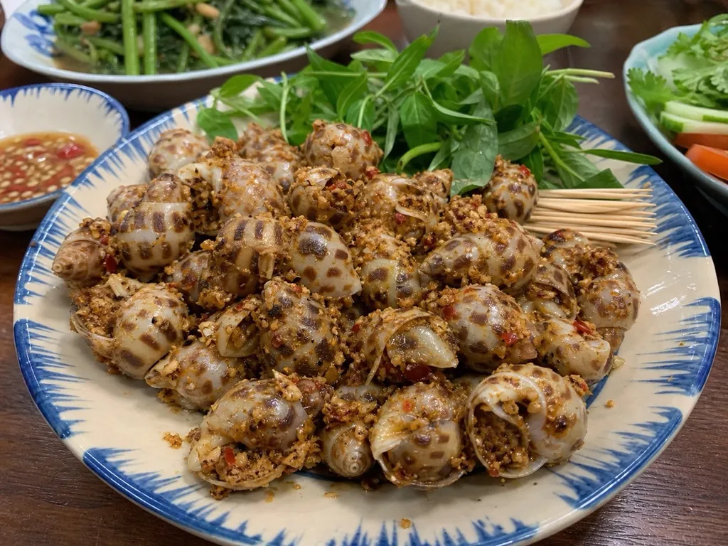 Ốc Hương Rang Muối (Salt-toasted Sea Snails) — plated and served