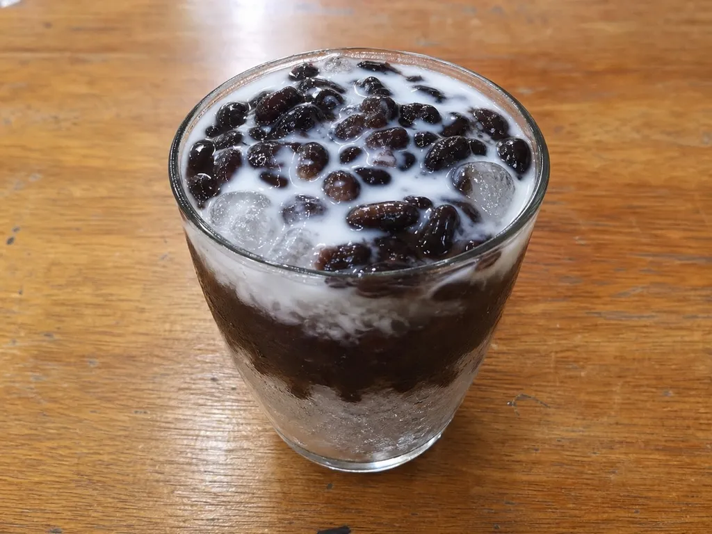 Chè Đậu Đen (Black Bean Dessert) — plated and served