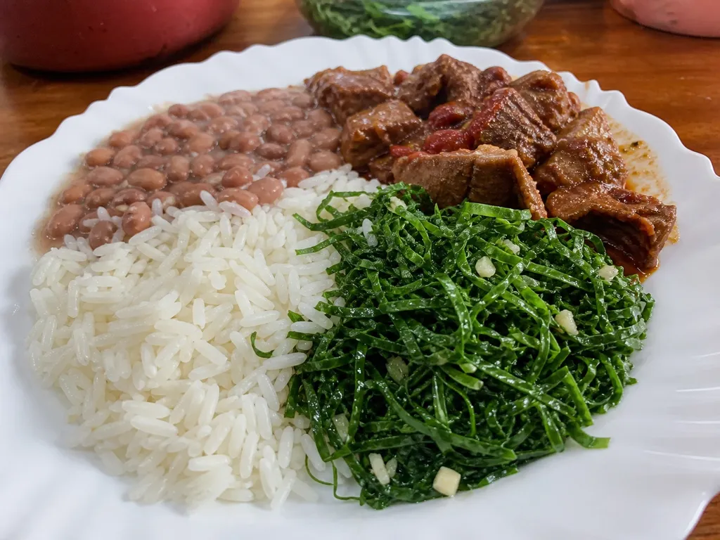 Couve à Mineira (Sautéed Collard Greens) — plated and served