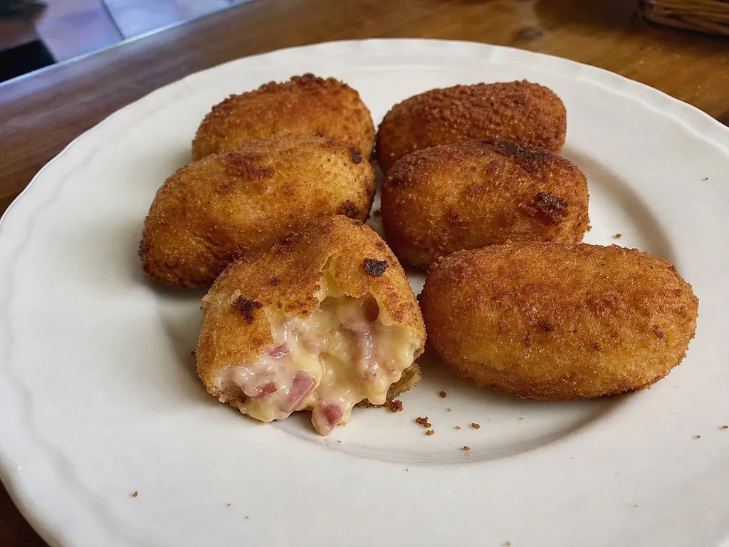 Croquetas de Jamón — plated and served