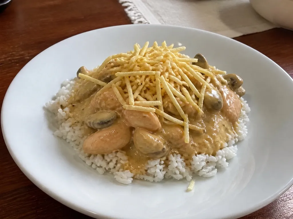 Estrogonofe de Frango (Brazilian Chicken Stroganoff) — plated and served