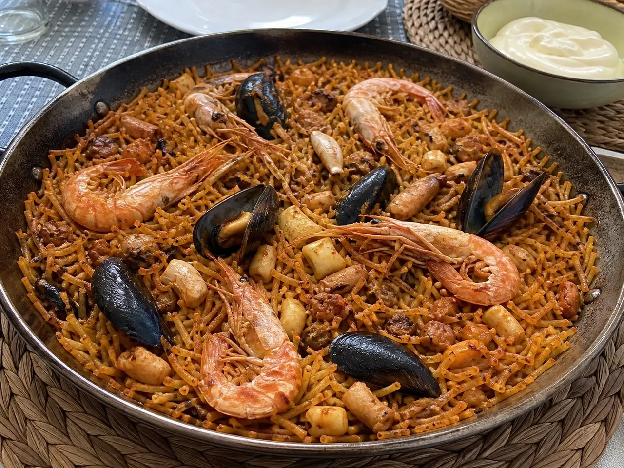 Fideuá — served