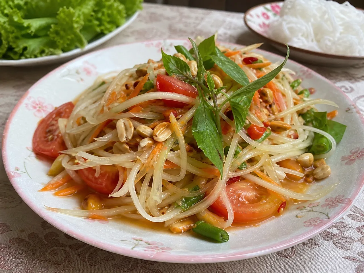 Gỏi Đu Đủ (Papaya Salad) — served