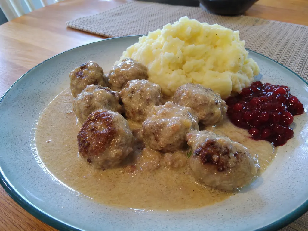 Lihapullat — plated and served