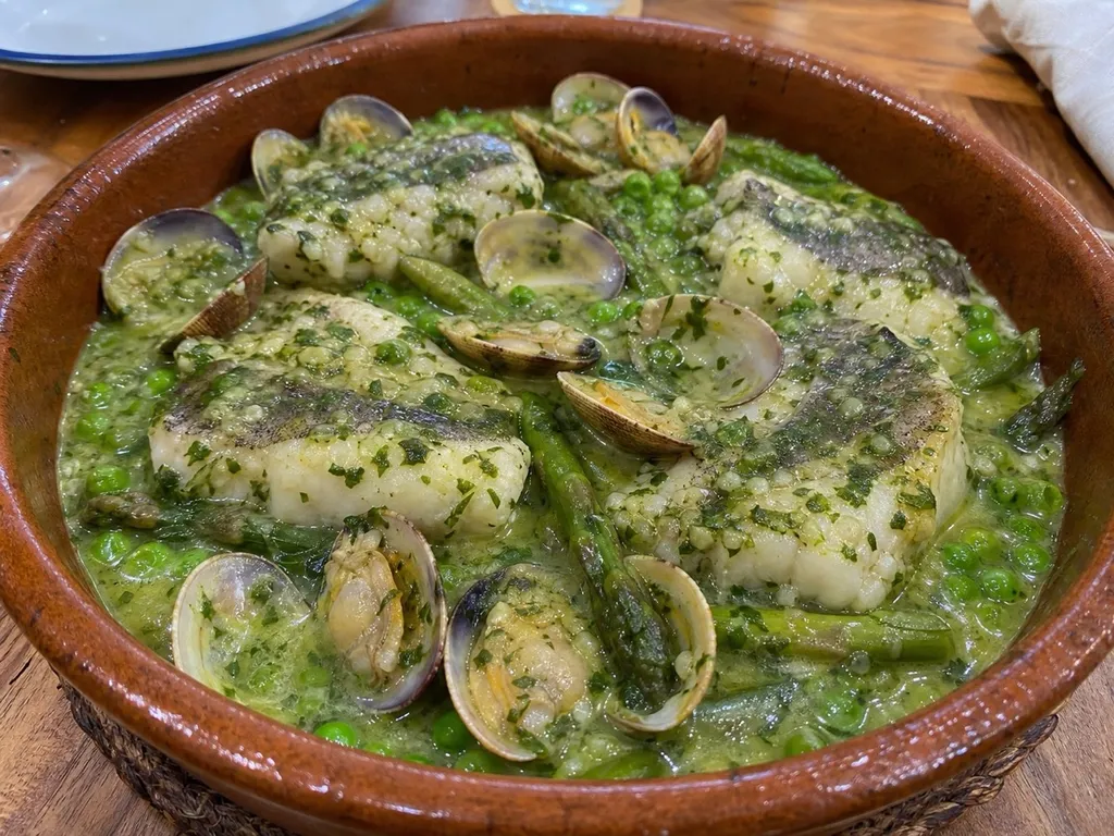 Merluza a la Vasca — plated and served