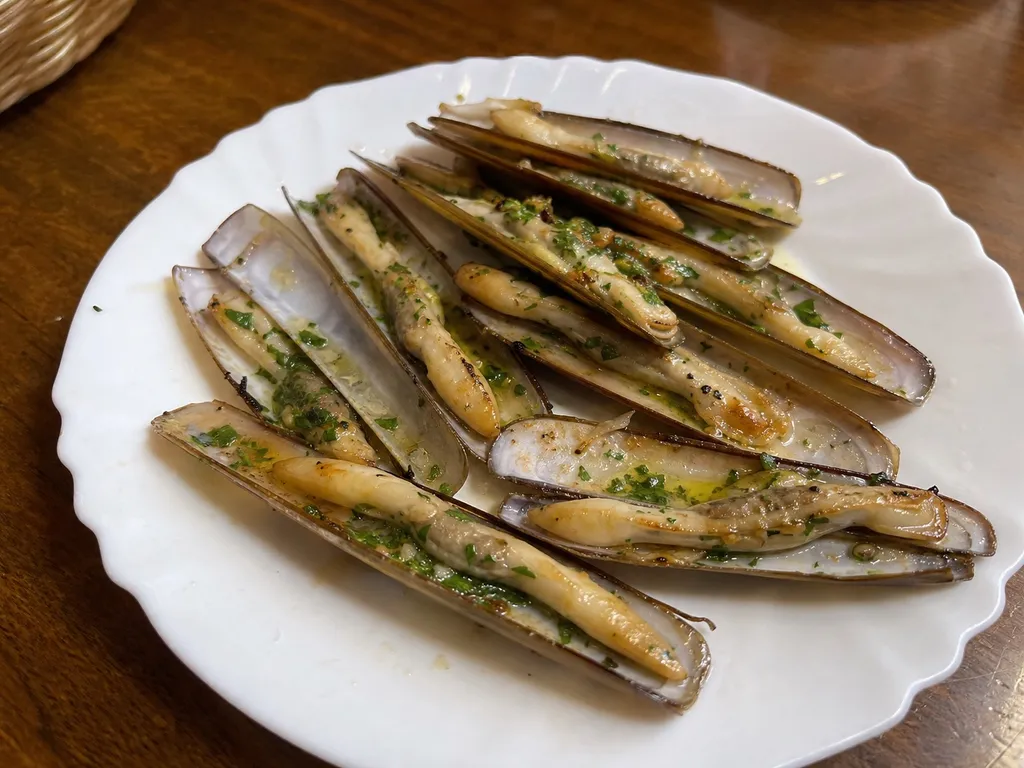 Navajas a la Plancha — plated and served