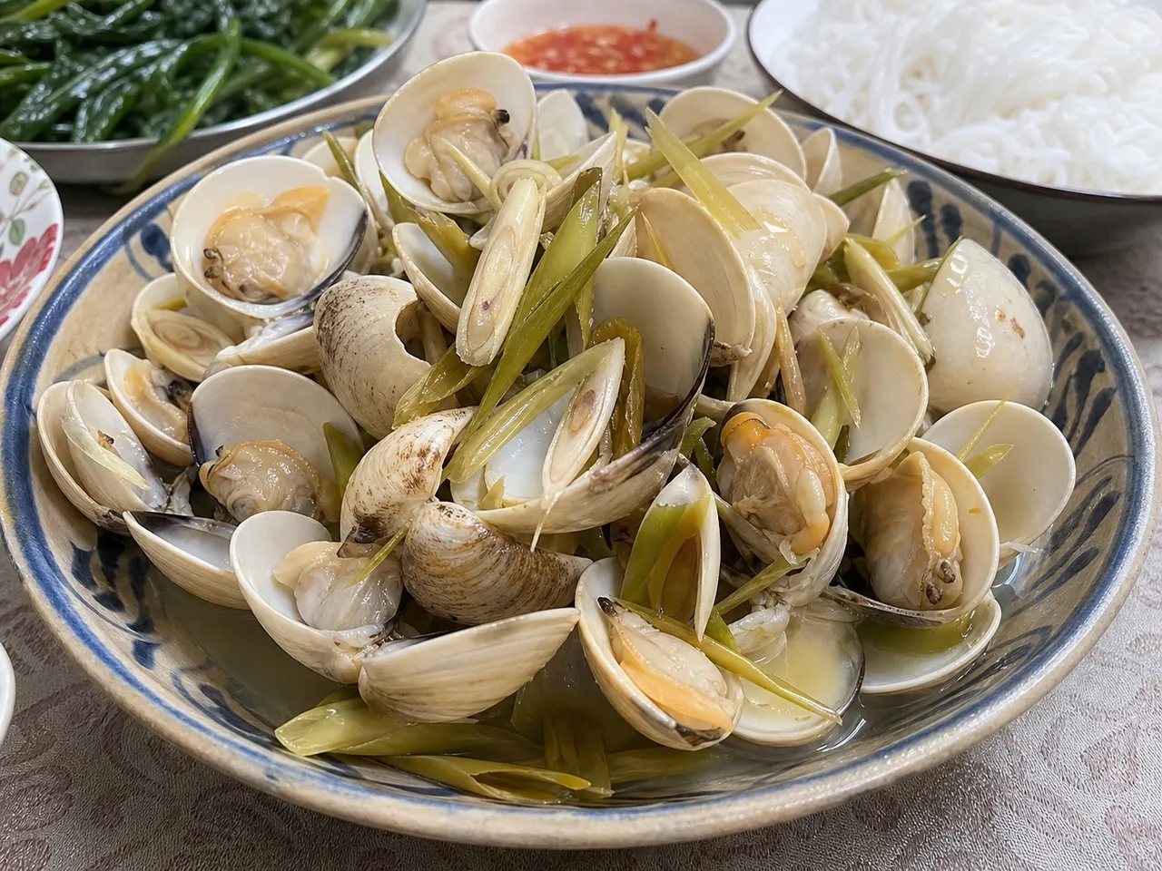 Nghêu Hấp Sả (Lemongrass Steamed Clams) — served