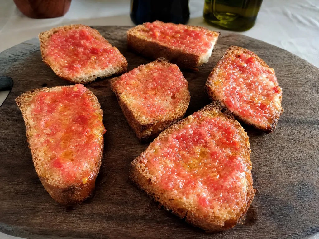 Pan con Tomate — plated and served