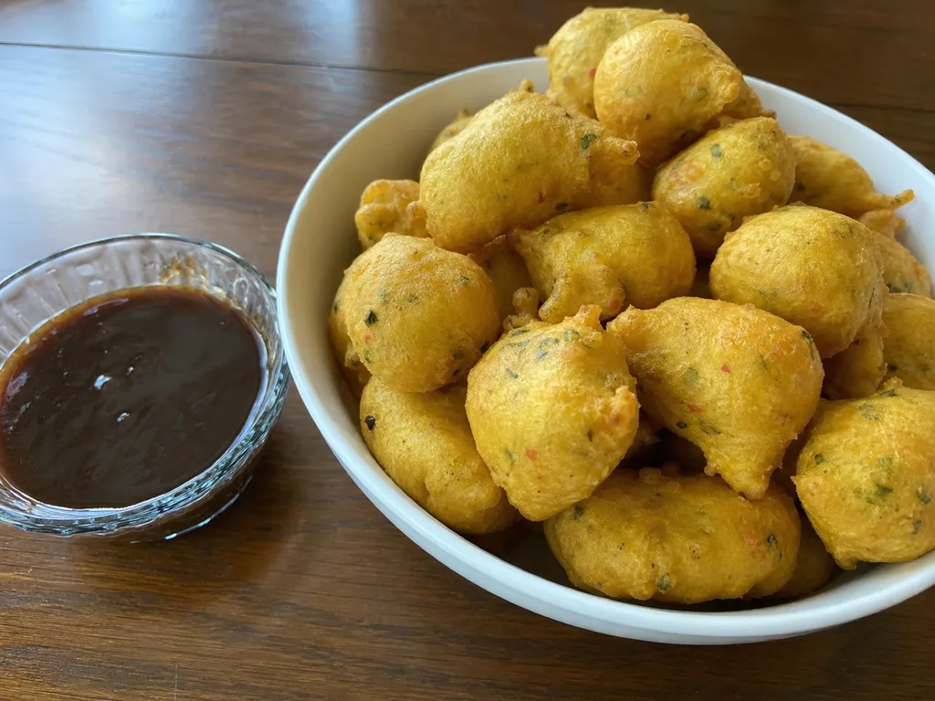 Pholourie — plated and served