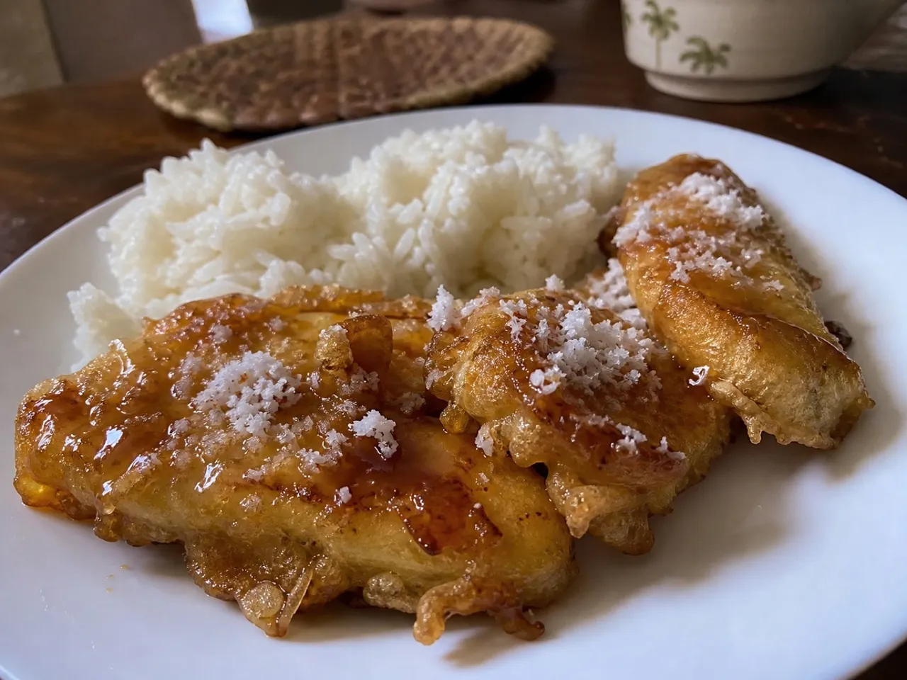 Pisang Goreng — served