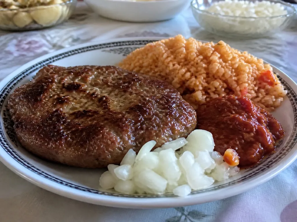 Pljeskavica — plated and served