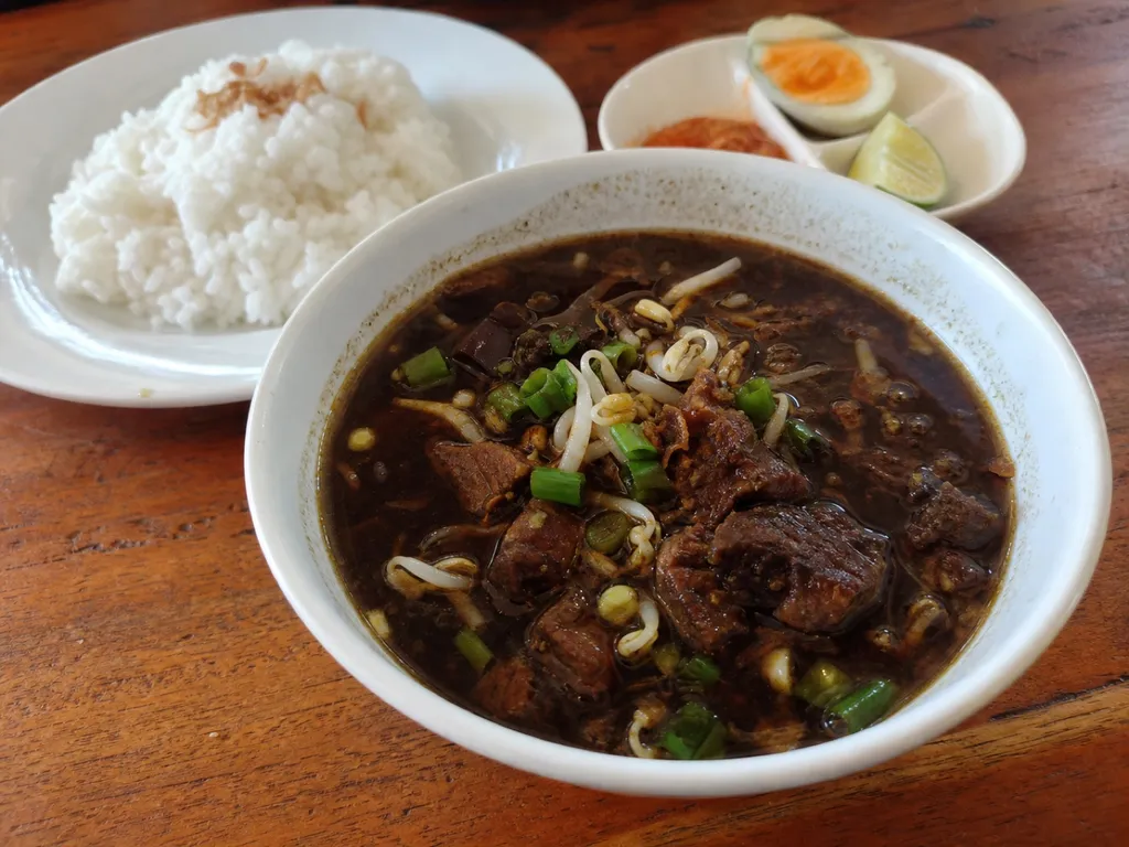 Rawon — plated and served