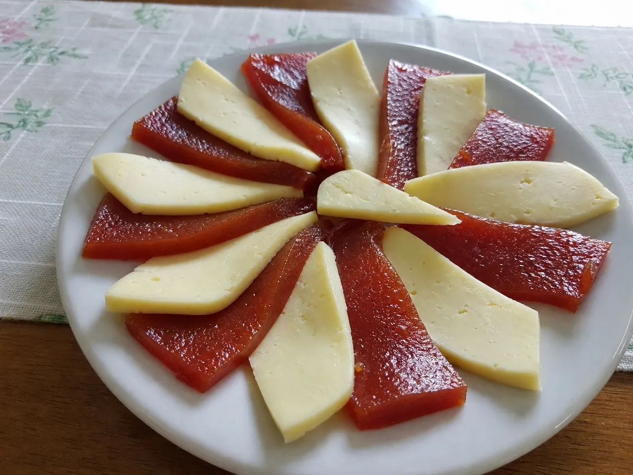 Romeu e Julieta (Cheese and Guava Paste) — served