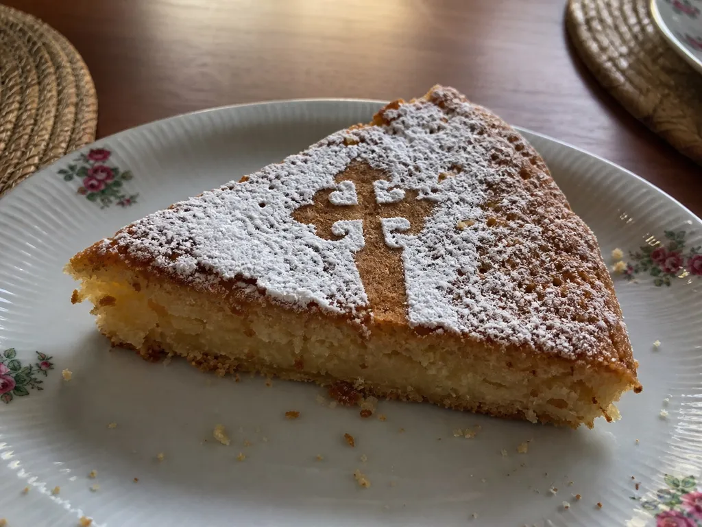 Tarta de Santiago — plated and served
