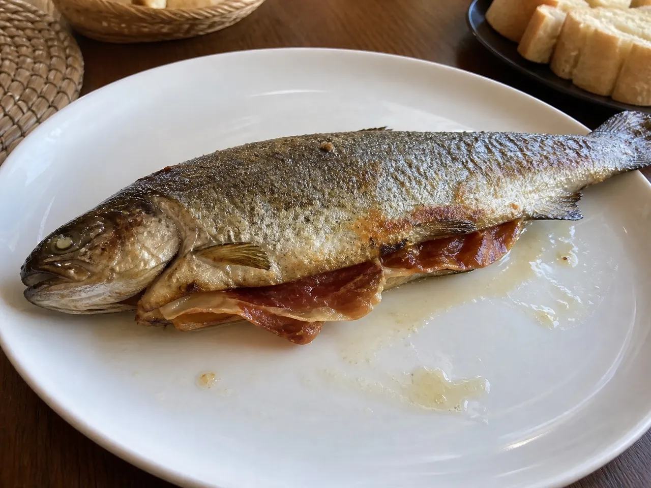 Truchas a la Navarra — served